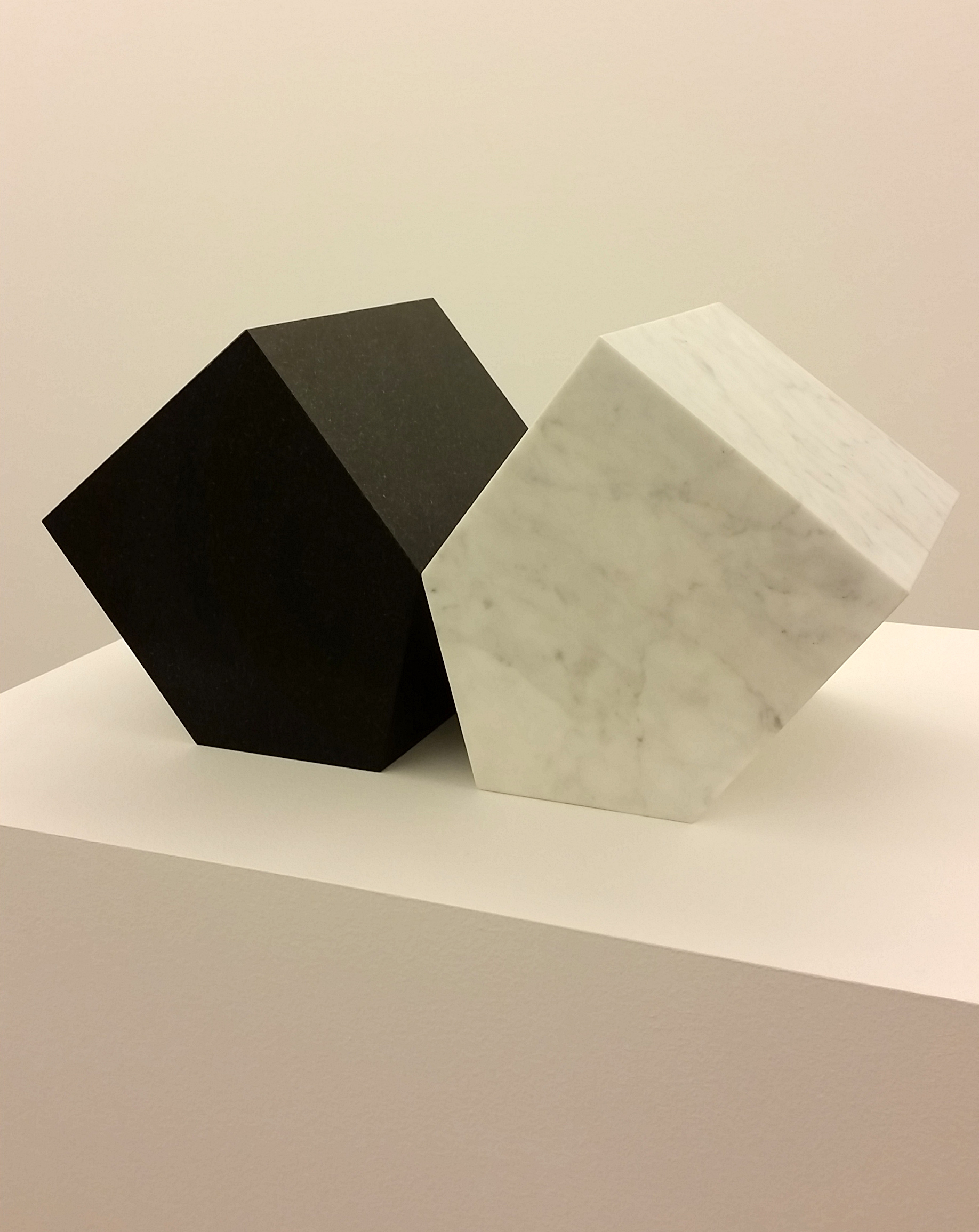 Hushåll (2014), diabas och marmor, 45x19x17cm). ©Hillevi Berglund / Bildupphovsrätt (2017).